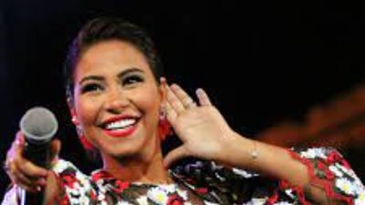 آخرهن شيرين عبد الوهاب.. فنانات حلقن شعرهن لأسباب عدة