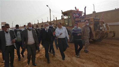 محافظ المنيا يتابع إنشاء موقف لسيارات الأجرة بسمالوط