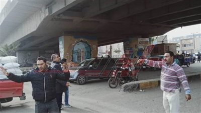 عقب تساقط أجزاء خرسانية منه.. تأمين المرور أسفل الكوبري العلوي بـ”قويسنا“ 