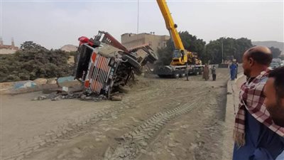 فتح طريق الشرفاء بالمنيا بعد انقلاب سيارة محملة بالأسمنت