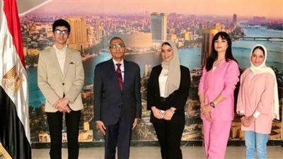 السفير المصري لدى البحرين يستقبل الشباب المصري الفائز بجائزة 