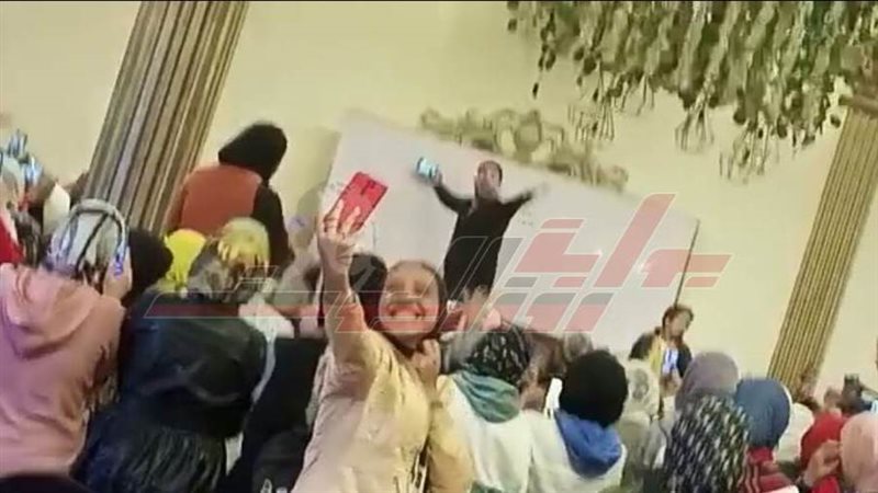 من داخل القاعة بمركز