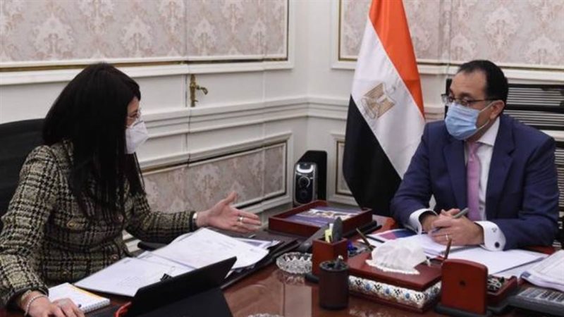 رئيس الوزراء يستعرض