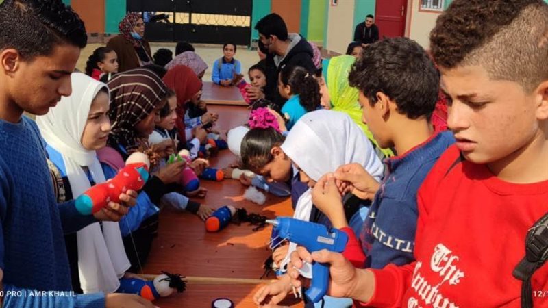 الأطفال أثناء الرسم