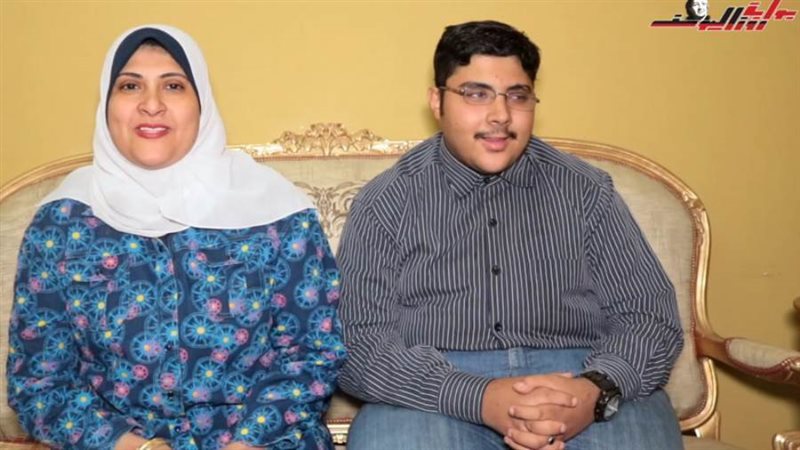 أحمد طارق ووالدته