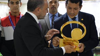 وزير الرياضة يناقش استراتيجية 