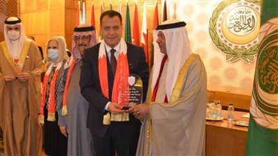 الاتحاد العربي للتطوع بجامعة الدول العربية يكرم نائب رئيس جامعة أسيوط 