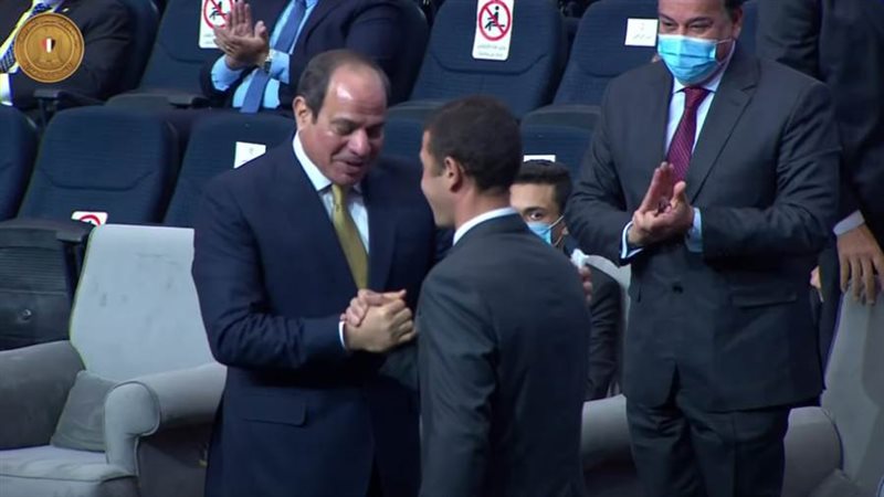 الرئيس السيسي يصافح