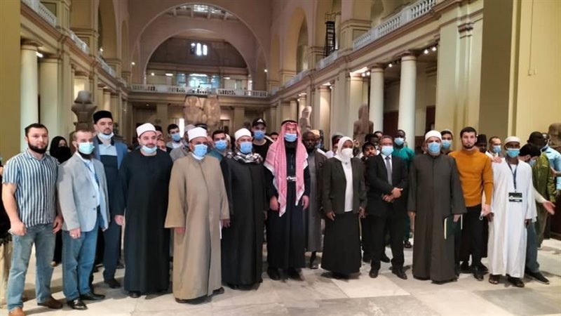 وفدا من حفظة القرآن