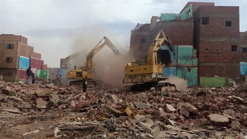 جانب من أعمال إزالة