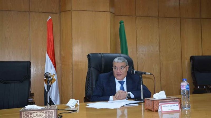 محافظ المنيا خلال