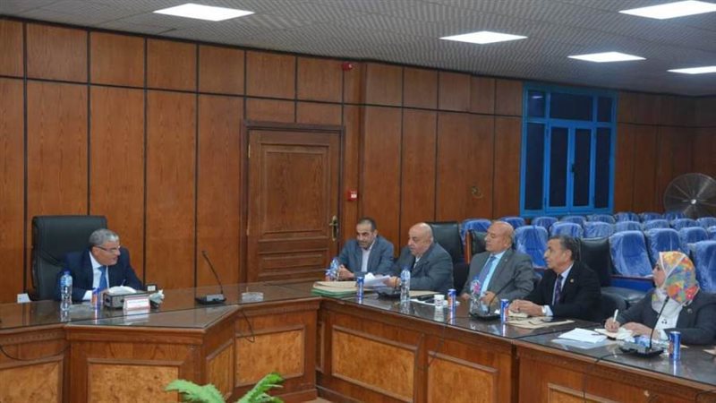 محافظ المنيا مع النواب