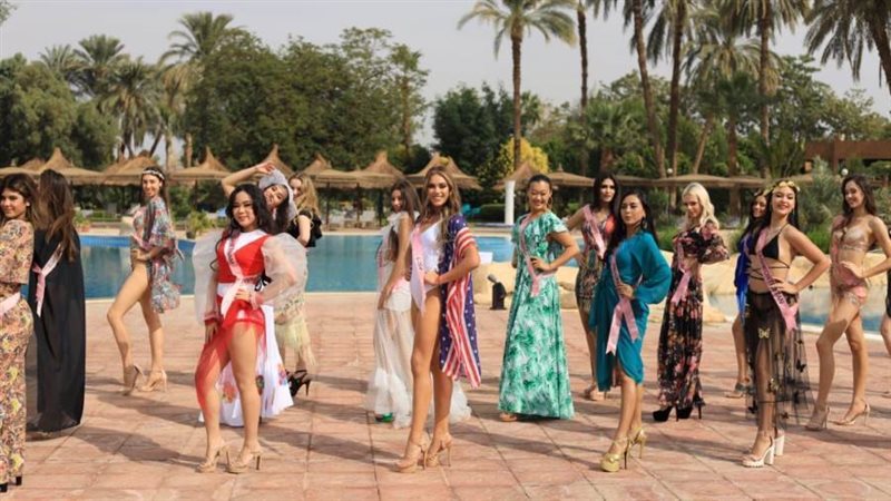 المتسابقات بملابس