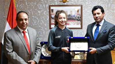 وزير الرياضة يُكرم اللاعبة 