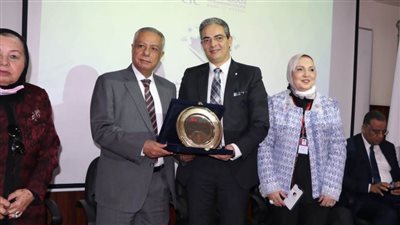 تكريم نقيب الإعلاميين في مؤتمر التحول الرقمى وصناعة البيانات