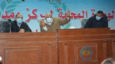 محافظ الوادي الجديد يكافئ القرى الأعلى في نسب التطعيم بلقاحات (كورونا)