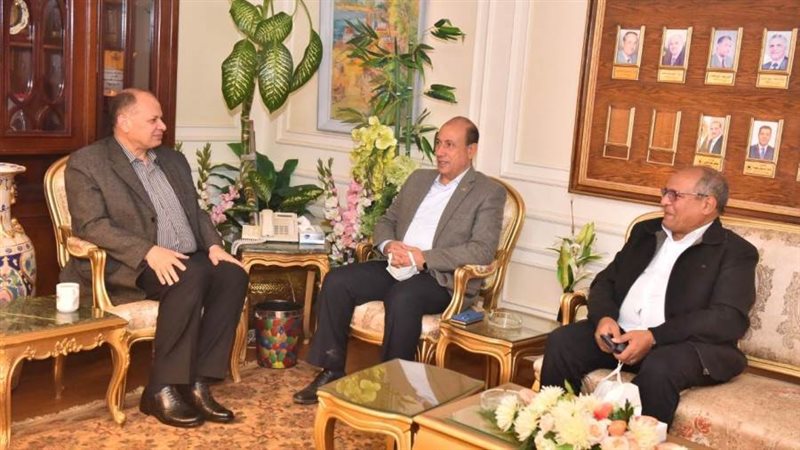 محافظ أسيوط يلتقى