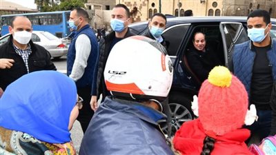  الرئيس السيسي يتوقف لتبادل التحية مع المواطنين أثناء تفقد مشروعات القاهرة الكبرى