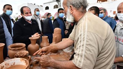  الرئيس السيسي يتوقف لتبادل التحية مع العاملين في ورش الفخار بمصر القديمة