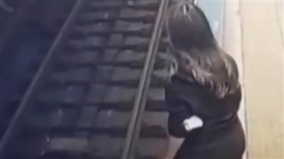 فتاة تركية تقفز تحت مترو محاولة الانتحار لكنها تخرج سليمة.. 