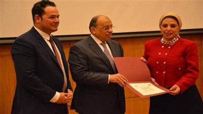 رئيس مجلس إدارة مؤسسة روزاليوسف تتسلم جائزة أفضل نظام إلكتروني من وزير التنمية المحلية