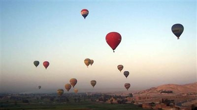 عودة تحليق البالون الطائر في سماء الأقصر بعد انقطاع بسبب الطقس