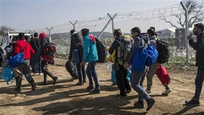 ضبط 28 مهاجرا غير شرعي مكدسين في شاحنة على الحدود اليونانية المقدونية