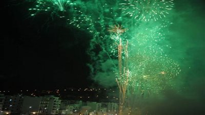 سماء الجزائر تتزين بالألعاب النارية وأعلامها تجوب شوارعها احتفالًا بالفوز بكأس العرب