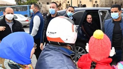 الرئيس السيسي يتوقف لتبادل التحية مع المواطنين أثناء تفقد مشروعات القاهرة الكبرى