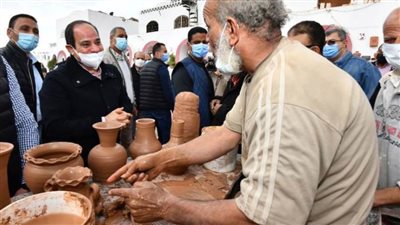 الرئيس السيسي يتوقف لتبادل التحية مع العاملين في ورش الفخار بمصر القديمة