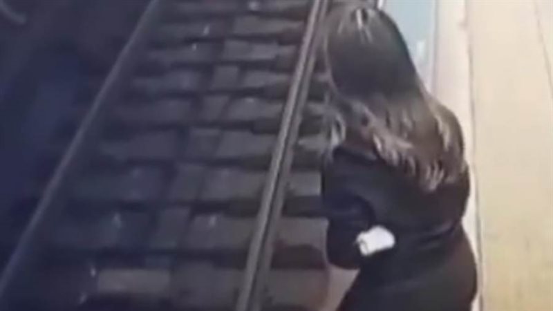 فتاة تركية تقفز تحت