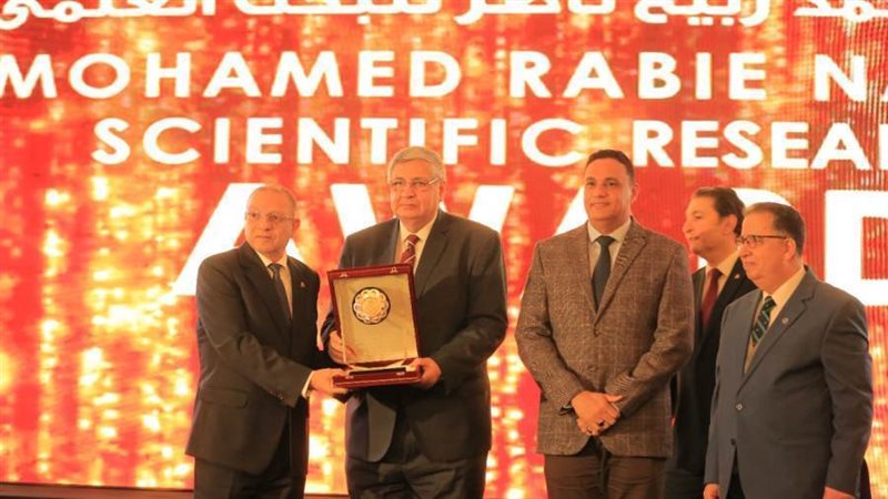 أثناء تسلم عوض تاج