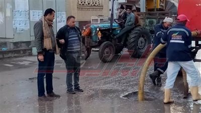 حملات مكثفة لرفع مياه الأمطار بمدن وقرى كفر الشيخ