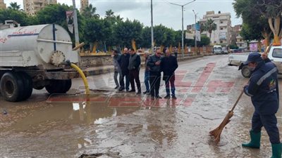 رفع مياه الأمطار أولاً بأول من شوارع وميادين كفر الشيخ