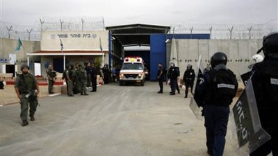 تعرض ضابط إسرائيلي للطعن في سجن نفحة