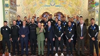 الرئيس الجزائري يكرم المنتخب المحلي المتوج ببطولة 