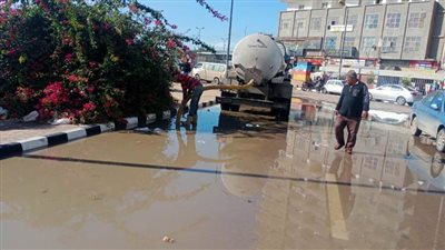 استمرار رفع تراكمات مياه الأمطار بشوارع وميادين البحيرة