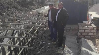 رئيس مدينة الواسطى يتابع إصلاح عطل شبكة الصرف الصحي بأحد الشوارع
