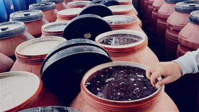 ضبط ١٨ طن مخللات داخل مصانع بدون ترخيص بالبحيرة