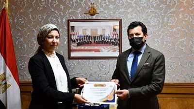 وزير الرياضة يكرم الشباب الحاصلين على الدكتوراة وماجستير إدارة الأعمال الحكومية من جامعة 