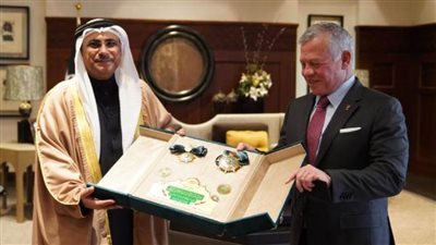 رئيس البرلمان العربي يمنح ملك الأردن وسام القائد