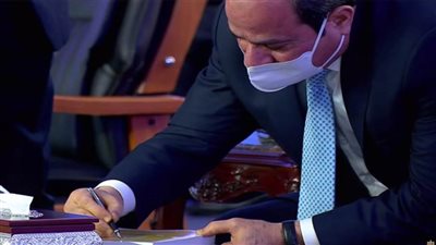 الرئيس السيسي يوقع أول نسخة من كتاب يوثق الانجازات في ربوع مصر خلال 7 سنوات