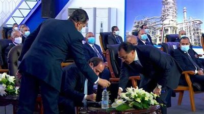 بالصور| الرئيس السيسي يوقع النسخة الأولى من الكتاب الخاص الذي يوثق مشروعات الدولة