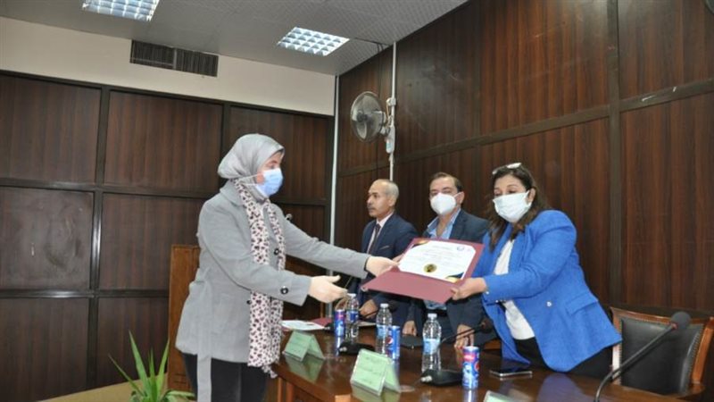 تسليم شهادات اعتماد