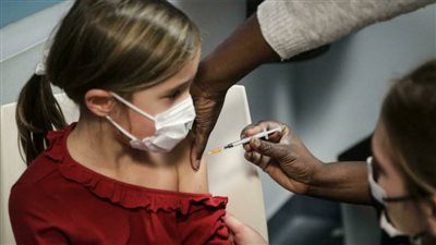 فرنسا تبدأ تطعيم الأطفال ما بين 5 و11 عاما وسط تسارع انتشار متحور 