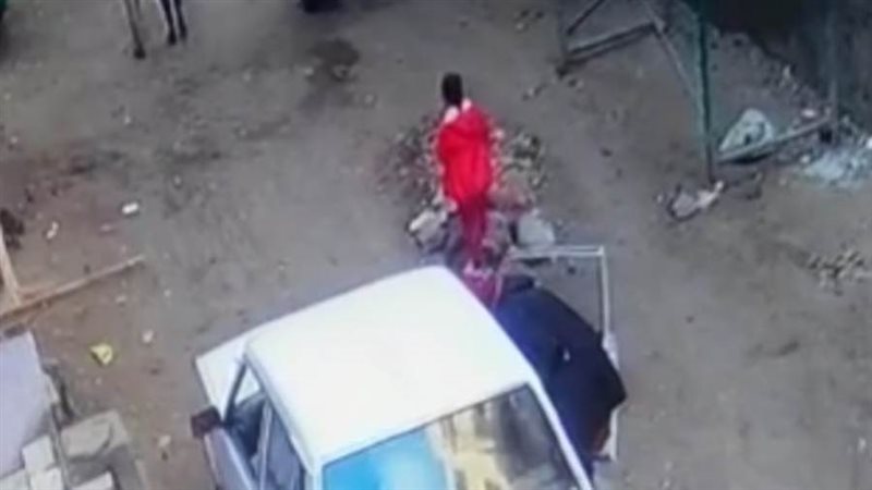 الطفلة أثناء سقوطها