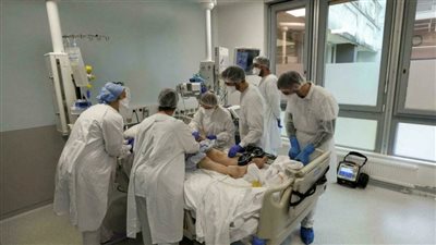 فيروس كورونا: فرنسا تتخطى للمرة الأولى عتبة 100 ألف إصابة يومية