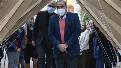 طلاب جامعة حلوان يبدعون في تصميمات من خامات طبيعية