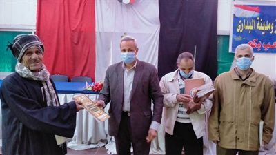 استمرار تسليم عقود التقنين لواضعي اليد على أراضي أملاك الدولة بالبداري بأسيوط