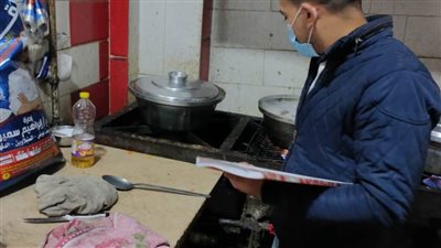 غلق وتشميع 24 منشأة غذائية بدون ترخيص وإعدام 3 أطنان أغذية فاسدة بالشرقية 